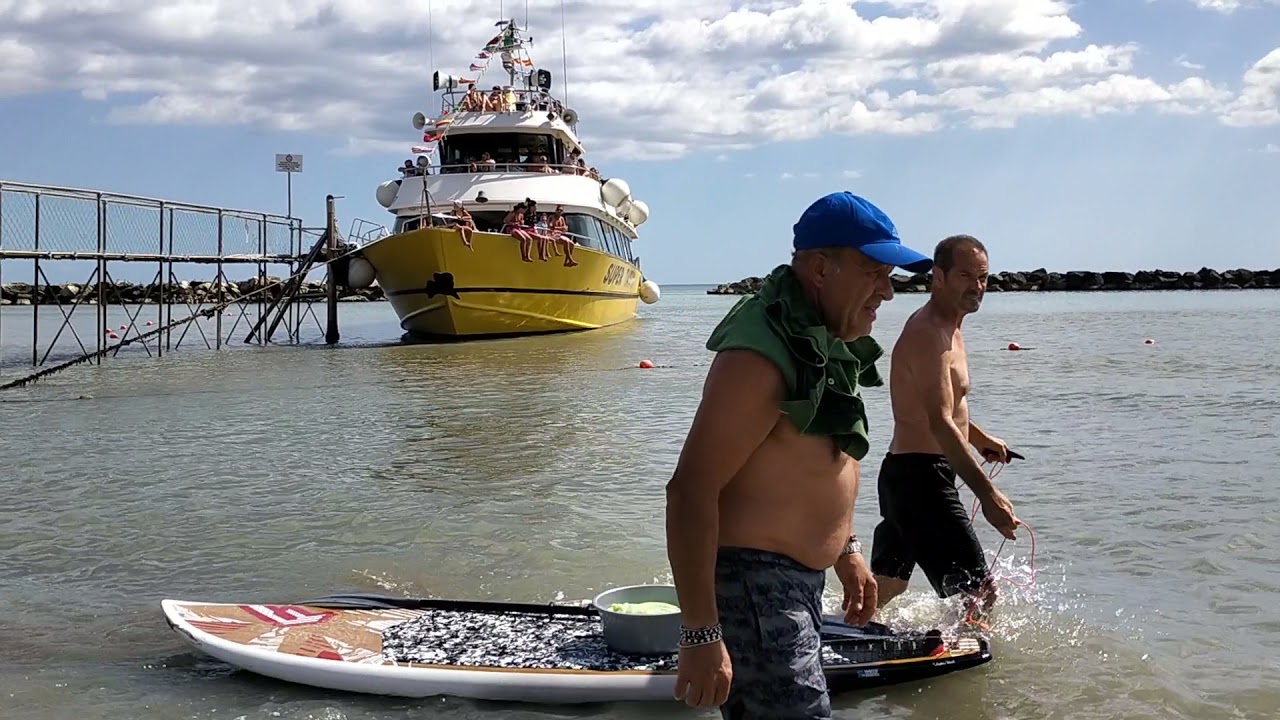 super tayfun in arrivo al pontile di Igea Marina bagno 77 annuncio vivaio baia e Rimini e partenza