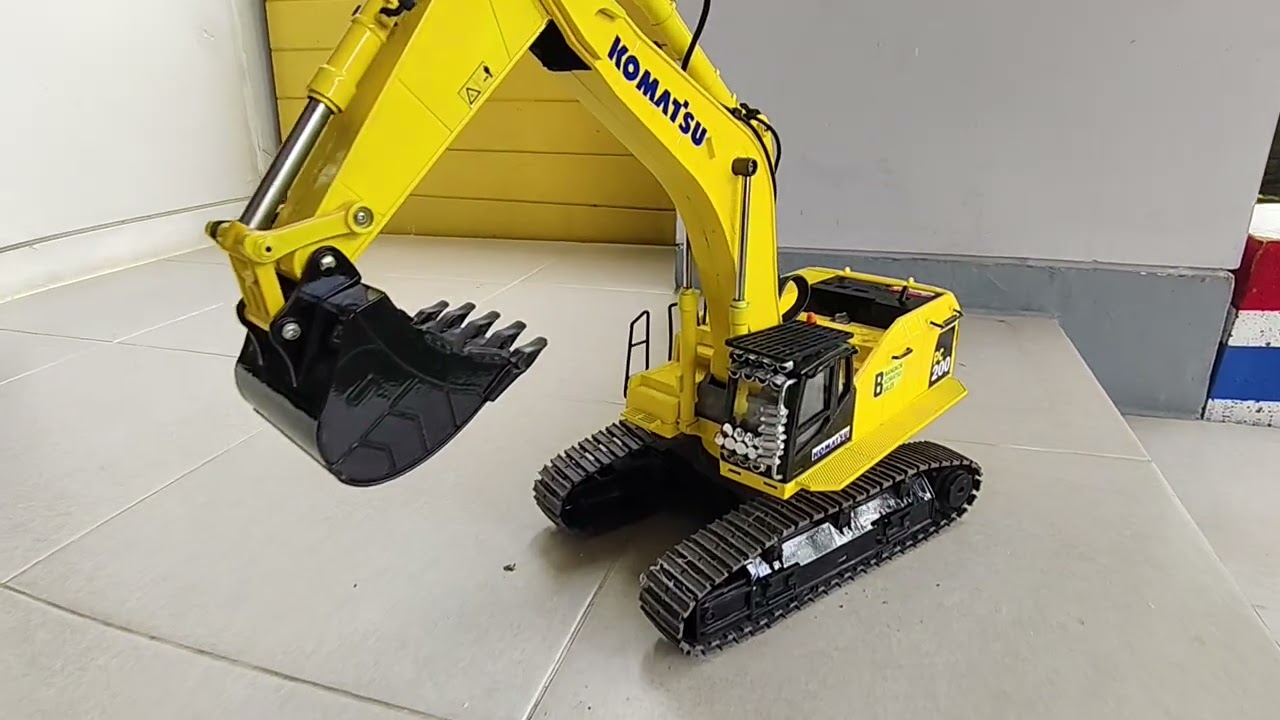 Delivering 1/14 Scale 1593 Excavator Repainted in Komatsu Livery