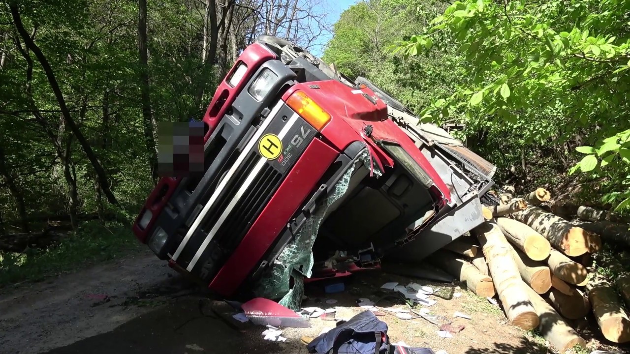 Felborult roncsba szorult teherautósofőrre bukkant egy kerékpáros Velem és Bozsok között, erdei úton