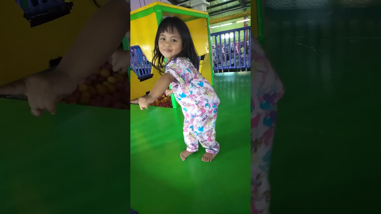 Anak kecil joget muantap 