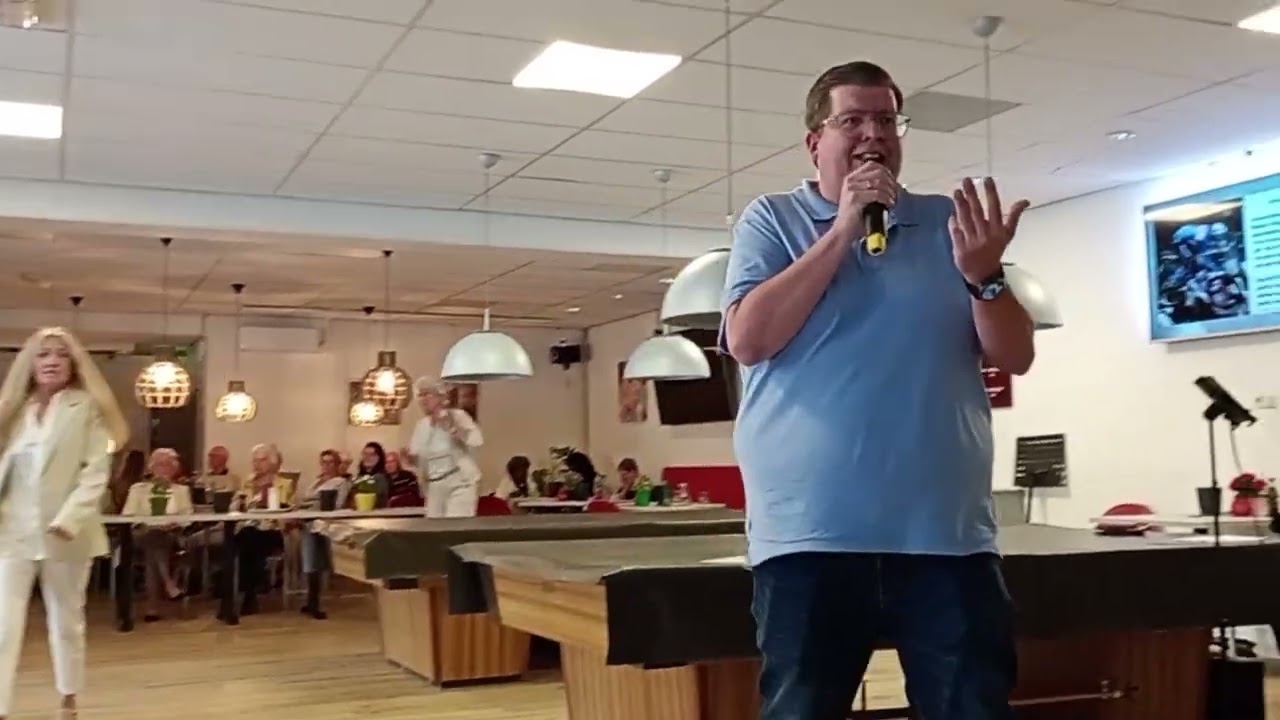 Jeffrey Muller zingt live "Elvis Medley"