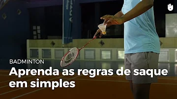 Como deve ser realizado o saque do badminton?