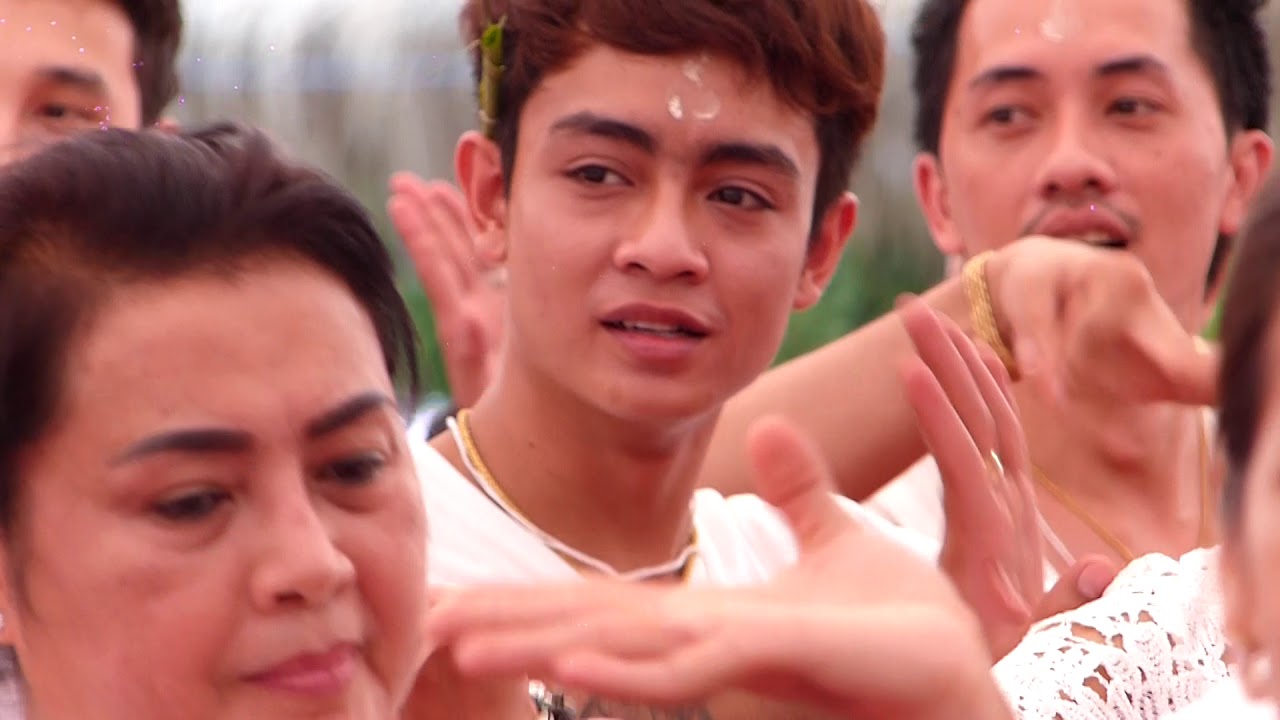 ไหว้ครูศรราม น้ำเพชร ๗ : รำโปรยดอกไม้เพื่อความเป็นสิริมงคล รำชุดนี้มีอมยิ้มเล็กๆ ^^