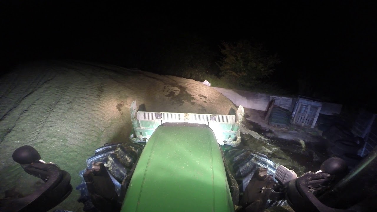 Mais Silage schieben mit Deutz 7250TTV