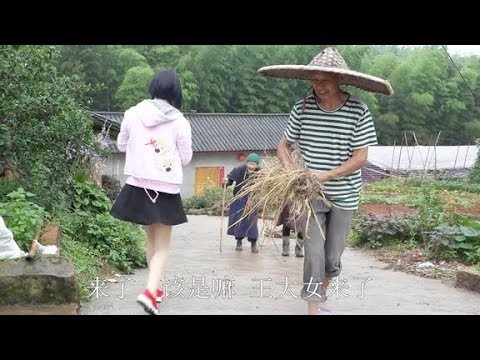 Wang Si’s sister is back, The old grandmother saw her granddaughter back and smiled.