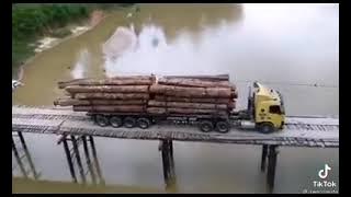lori treler muat kayu balak melalui jambatan Yang bahaya...