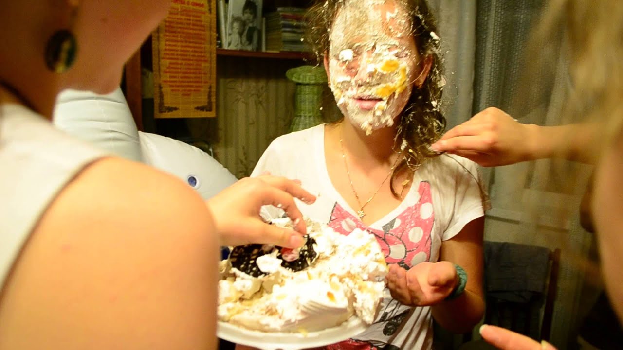 Девушка лицом в торт штырь. Торт с лицом девушки. Торт в лицо на день рождения.