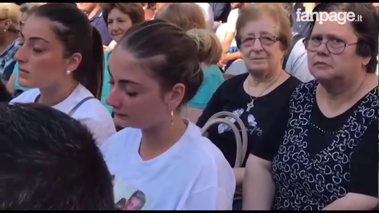 A Torre Annunziata i funerali delle 8 vittime del crollo