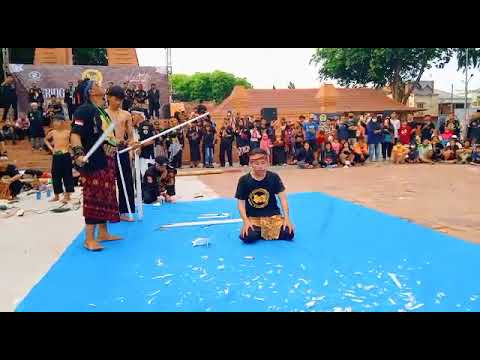 Atraksi Seni Debus Laskar Macan Ali Nuswantara Dalam Rangkaian Acara Milad ke - 6 Di Cirebon