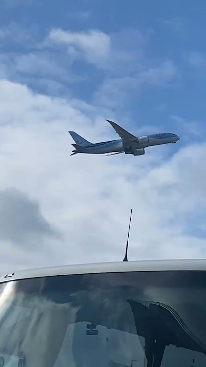 TUI 787 Taking Off For Cancun