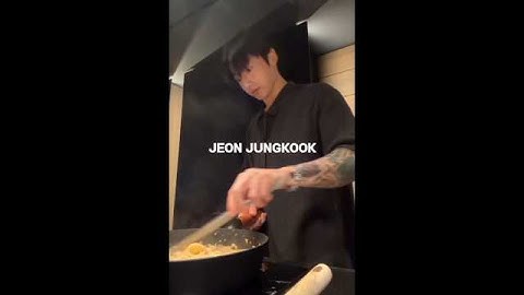 𝐉𝐮𝐧𝐠𝐤𝐨𝐨𝐤 𝐢𝐧 𝐡𝐢𝐬 𝐜𝐡𝐞𝐟 𝐦𝐨𝐨𝐝.... 😎🗡️#bts #jungkook #shorts