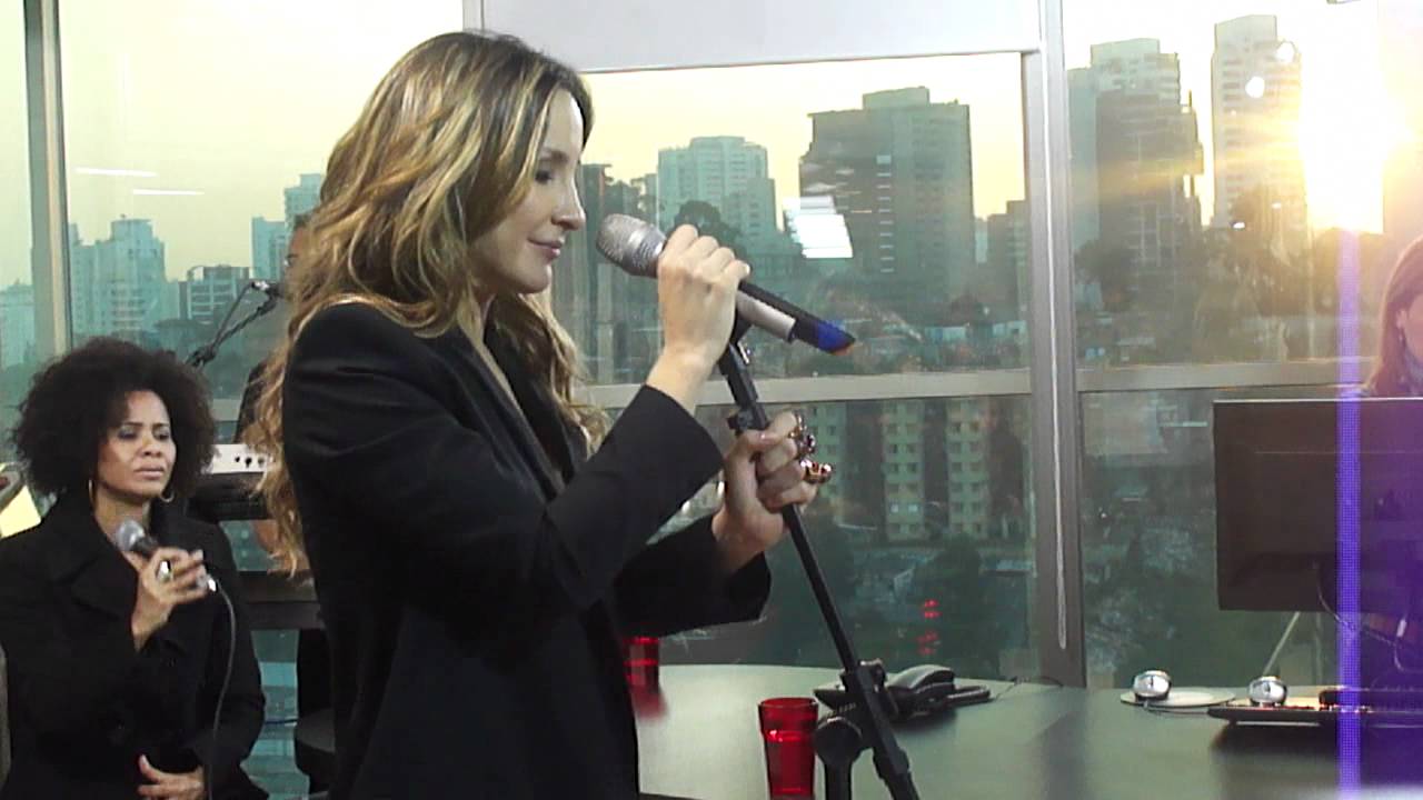 Claudia Leitte Cantando Paixão na Radio Disney ! Claudia Leitte Cantando Paixão na Radio Disney !