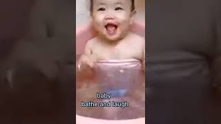 Bayi Mandi Dan Tertawa
