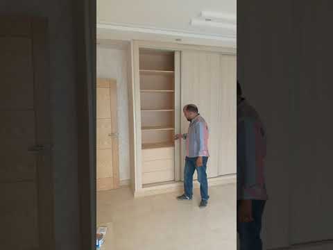 Vidéo: Armoire Brillante: Modèles D'angle à Charnières Avec Portes Battantes Et Façade Brillante, Options En Noir à L'intérieur De La Chambre Et Du Couloir