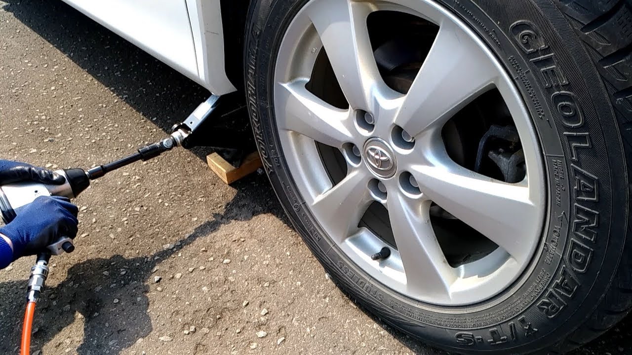 家庭用コンプレッサーで車のタイヤ交換をするテスト - YouTube