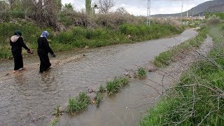 Suyla Kaplı Yolda Yürüyerek Evlerine Gidip Geliyorlar