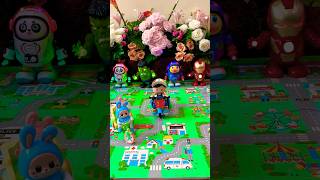 Labubu biru naik sepeda boncengan