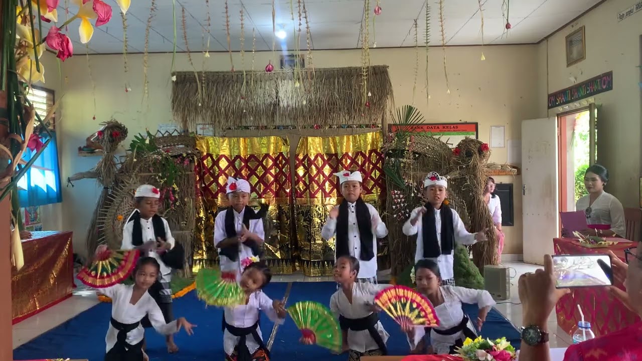 Tari Janger oleh Kelas 2 SDN Singapadu Tengah dalam Acara Pelepasan Siswa Kelas VI