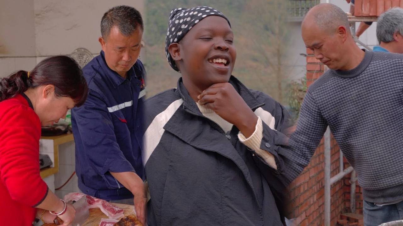 Wu keeps working through his backache to hasten the house build. Thanks to Mei and DaGe for cooking