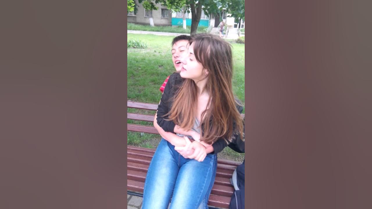 девушки обнимаются на улице. трогает малолетний. кристи добродушная. озабоченный подросток. девочки подростки занимаются.