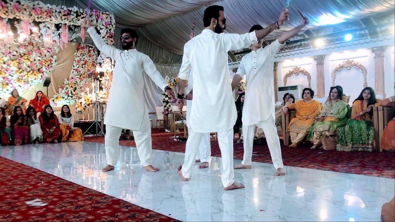 Pakistani Wedding Mehndi Dance Song Rangilo Maro Dholna