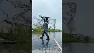 Throwing a net to catch fish is a very happy thing. Spider Man is amazing at casting a net