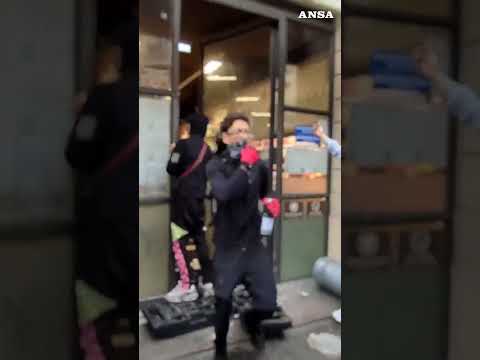Video Milano, nuove violenze in centro: danni a negozi e arredi urbani