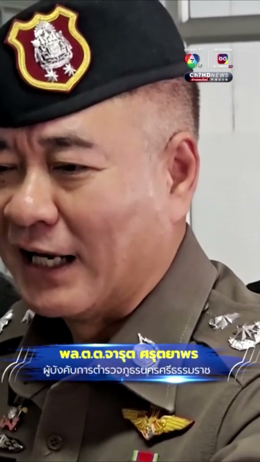 สะเพร่าไปไหม? ประตูหลังรถตู้เปิดขณะออกตัว ทำเด็กนักเรียนร่วงกลางถนน #ข่าวออนไลน์ 7HD