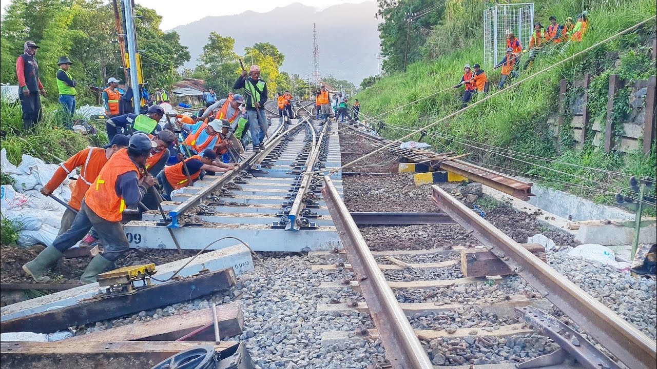 ORANG LAIN TIDAK TAHU ! SEPERTI INILAH RIBET NYA GANTI REL KERETA API DIKEJAR WAKTU !