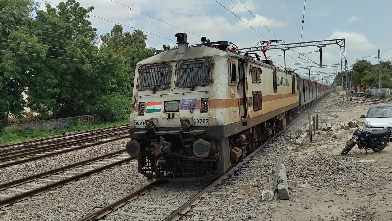 हॉर्न बजाते हुए गोटन पहुंची 14707 हनुमानगढ़ - दादर वेस्टर्न रणकपुर एक्सप्रेस।