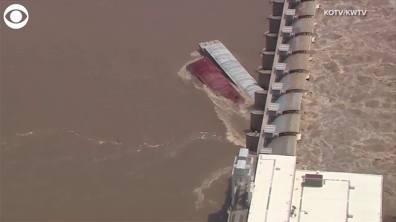 Two barges that went missing over night crash into a dam near bers