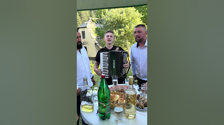 U jednoj staroj kafani njemu se smije svak