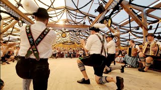 Münchner/Munich Oktoberfest 2023 / Bayerische Schuhplattler im Festzelt Tradition Oide Wiesn