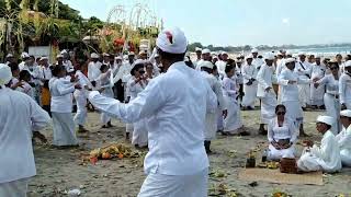 Download Lagu TRADISI SAKRAL, KERAUHAN SAAT MELASTI DI PANTAI KUTA PART 6 MP3