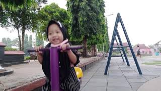 Adek Gyandra Main Perosotan Lagu Anak Kalau Kau Suka Hati