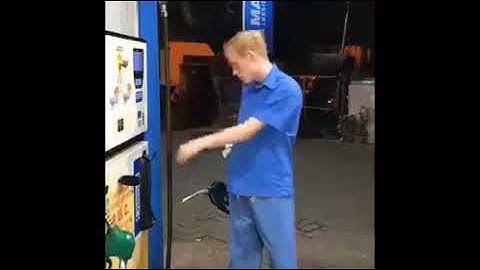 Khi bạn cố tình hút thuốc ở cây xăng và cái kết quá thốn