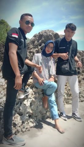 orang pacaran di pantai
