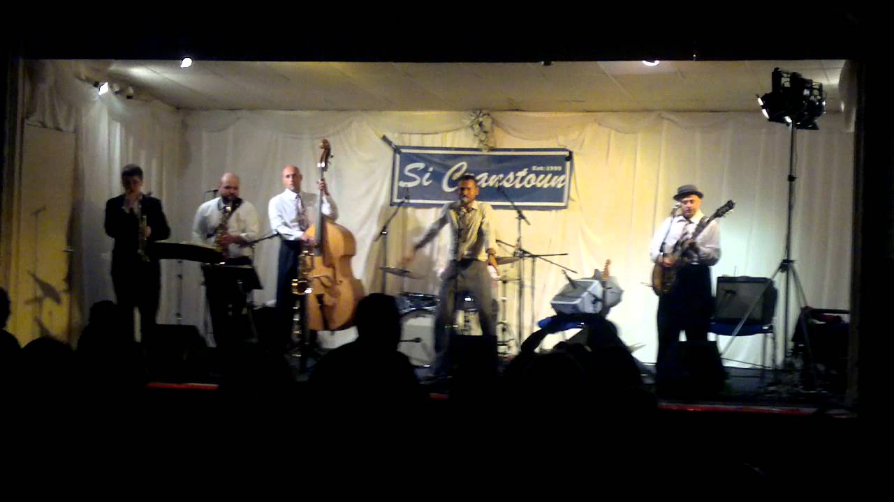 Si Cranstoun fills the floor.mp4