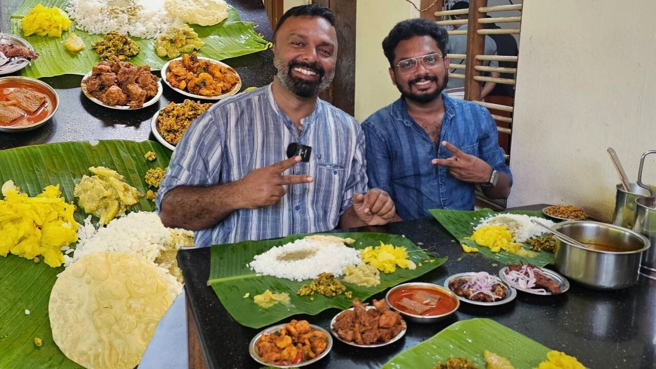 ശൂരനാട് ജവാൻറെ കടയിലെ നാടൻ ഊണ്! Sooranad Jawan's Kerala Meals - Banana Leaf Meals at Visakh Hotel