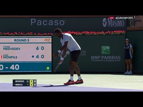 Deux services à la cuillère : Monfils a tout fait pour déstabiliser Medvedev | ATP Indian Wells