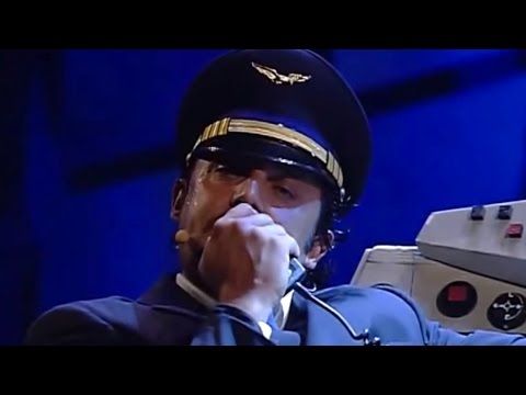 Enrico Brignano - I messaggi in aeroporto e in aereo