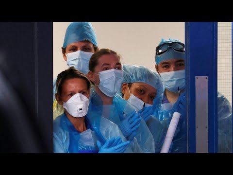 العاملون بالقطاع الصحي يواجهون كورونا رغم نقص وسائل الوقاية