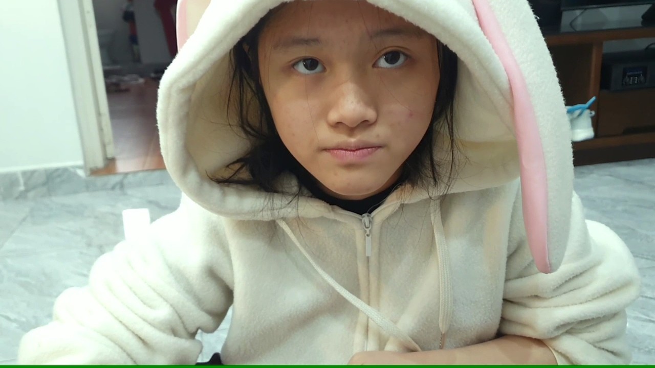 Chị Silent Sea đi làm về mua quà cho Gia Linh Gia Bảo bánh ngọt