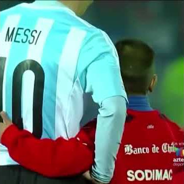 Messi Dihibur Anak Gawang