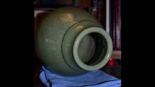 典藏古美術_143  龍泉窯梅子青釉魚簍尊  A Longquan Celadon Glazed Vase. H:28.5cm