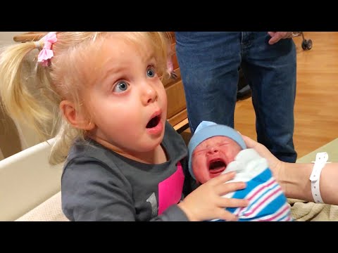 Video: Baby Sieht Ihren Vater Zum Ersten Mal