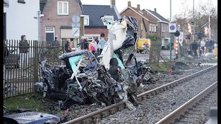 2023-12-30 Trein ramt auto op overweg in Rijen, grote ravage