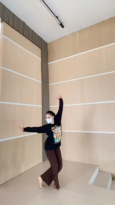 Keclap keclap….. ❤️‍🔥💃🏻☘️🌼 #happyweekendrya #dancevideo #traditionaldance #reog #jathilan