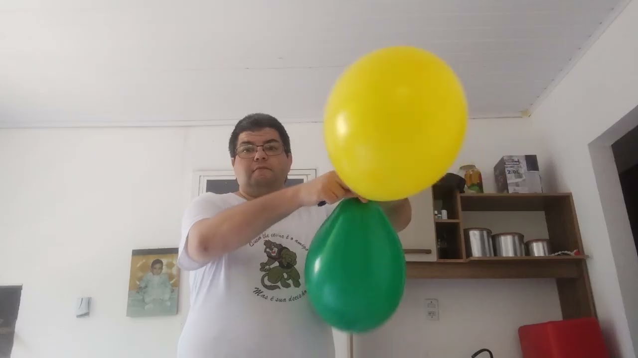 Enchendo Balões Das Cores Do Brasil
