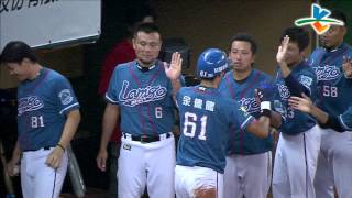 20131008 CPBL 猿VS犀牛 9上 詹智堯扎實的安打,把三壘的隊友送回本壘,也把投了9局的尼克打下場